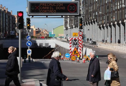 El t&uacute;nel de Sor &Aacute;ngela de la Cruz, permanec&iacute;a cerrado ayer al tr&aacute;fico en un sentido por filtraciones de agua.