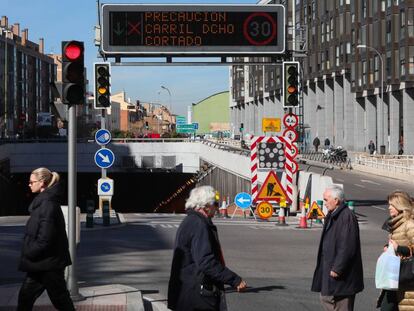 El t&uacute;nel de Sor &Aacute;ngela de la Cruz, permanec&iacute;a cerrado ayer al tr&aacute;fico en un sentido por filtraciones de agua.