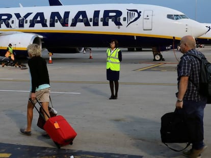 Pasajeros embarcan en un avión de Ryanair en el aeropuerto de Stansted (Londres).