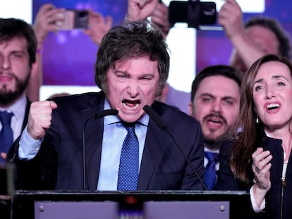 Javier Milei habla en la sede de su campaña luego del cierre de los colegios electorales en Buenos Aires.