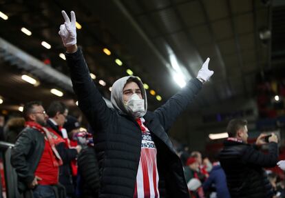 Un aficionado del Atlético de Madrid presencia el partido contra el Liverpool en Anfield el 11 de marzo, el último partido europeo con las gradas llenas