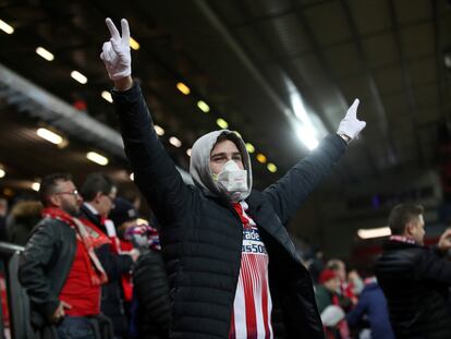 Un aficionado del Atlético de Madrid presencia el partido contra el Liverpool en Anfield el 11 de marzo, el último partido europeo con las gradas llenas