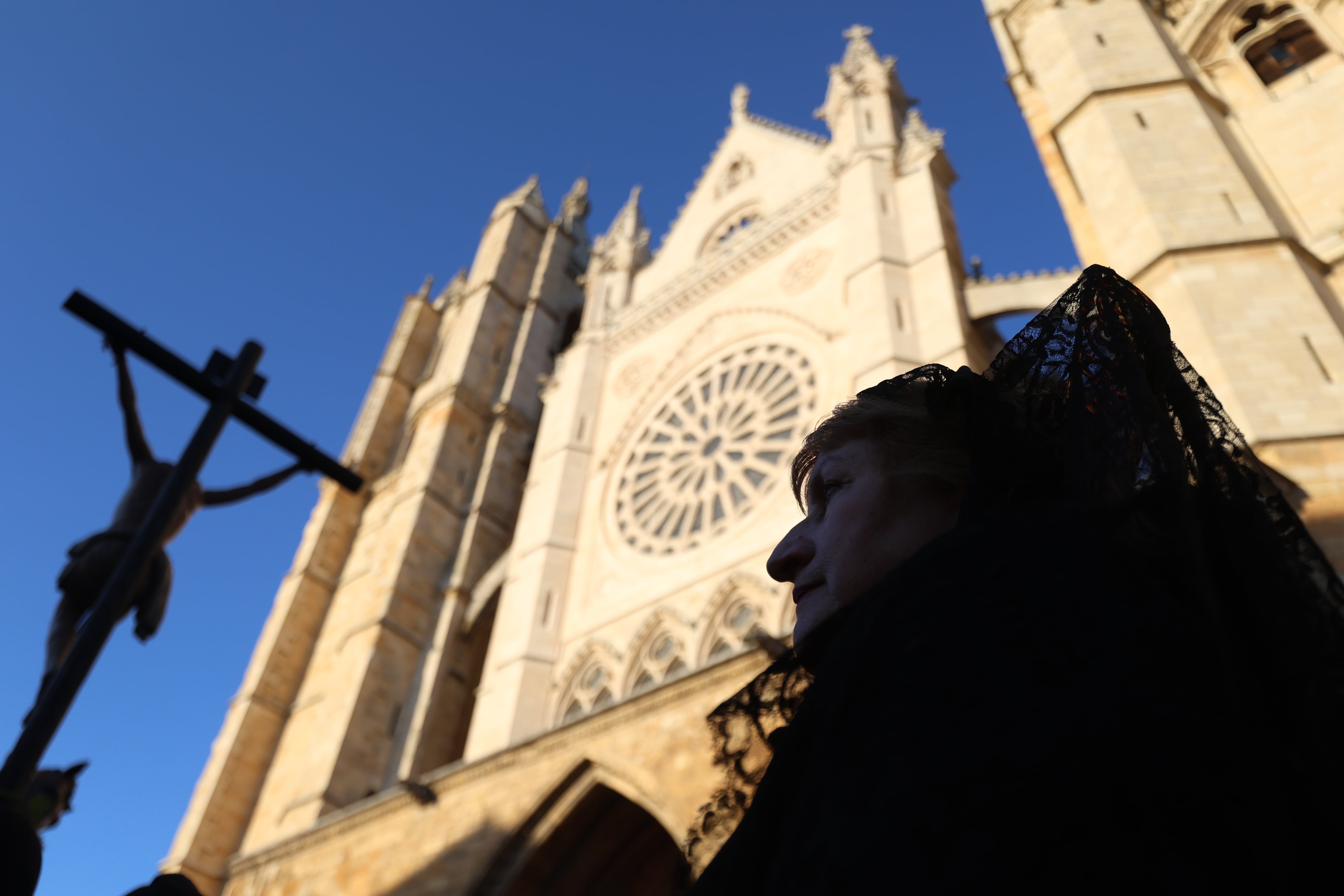 Una cofradía de León vota en contra de que las mujeres puedan procesionar vestidas como los hombres