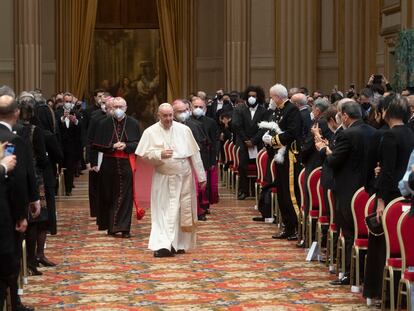 El papa Francisco, con el cuerpo diplomático acreditado ante el Vaticano, este lunes.