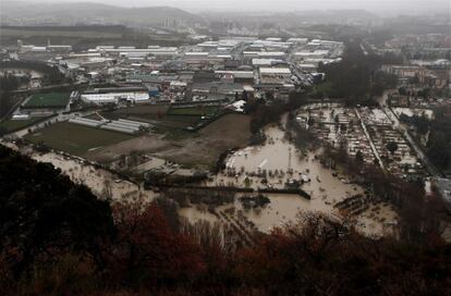 Vista general de las huertas navarras de Huarte, totalmente inundadas tras desbordarse el río Ultzama, este viernes.