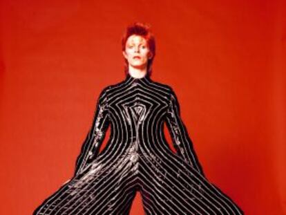 David Bowie con uno de los trajes de la exposici&oacute;n 