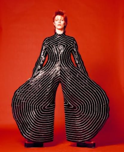 David Bowie con uno de los trajes de la exposici&oacute;n 