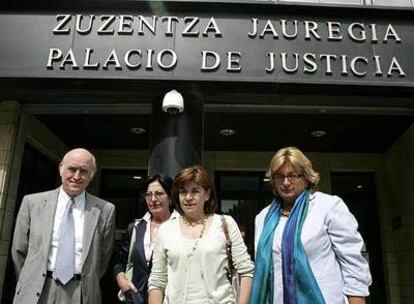 La alcaldesa de Lizartza, Regina Otaola (PP), segunda por la derecha, a la puerta del juzgado de Tolosa.