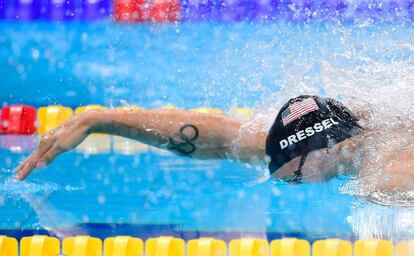 Caeleb Dressel druante el relevo mixto de 4x100 libre.