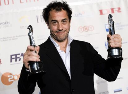 Matteo Garrone, director de 'Gomorra', posa con sus estatuillas tras la gala de los Premios de Cine Europeo.