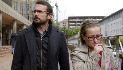 Antonio Lago i Estela Ordoñez, els pares de l'Andrea, a la sortida d'un jutjat de Santiago.