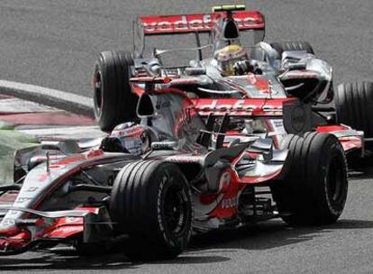 Alonso toma una curva delante de Hamilton.