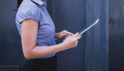 Mujer con un tablet