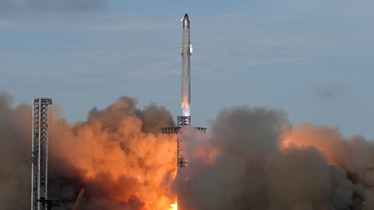El megacohete Starship de Elon Musk completa un vuelo sin explotar por primera vez en 2025