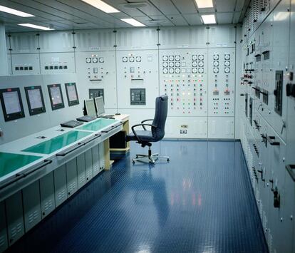 Sala de control de máquinas del barco.