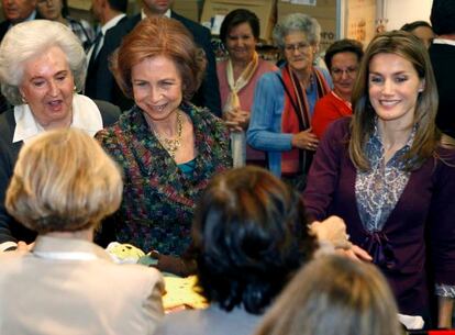 La Reina, la Princesa de Asturias y la Infanta Pilar de Borbón han vuelto un año más a la Casa de Campo de Madrid para apoyara el "rastrillo" de Nuevo Futuro, con el que se recaudan fondos para sostener los hogares infantiles que tiene en España, Colombia, Perú, Portugal, Senegal y Santo Tomé.