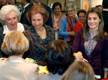 La Reina, la Princesa de Asturias y la Infanta Pilar de Borbón han vuelto un año más a la Casa  de  Campo de Madrid para apoyara el "rastrillo" de Nuevo Futuro, con el que se recaudan fondos para sostener los hogares infantiles que tiene en España, Colombia, Perú, Portugal, Senegal  y Santo Tomé.