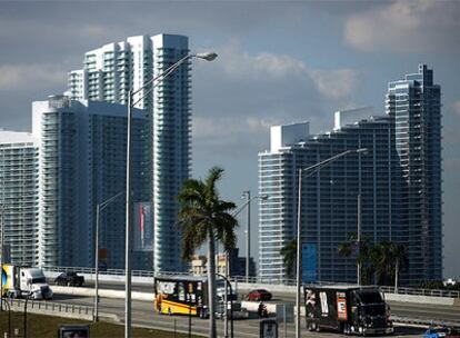 Panorámica del puente McCarthur Causeway que conecta Miami con South Beach.