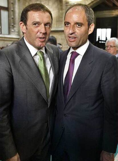 Joan Ignasi Pla y Francisco Camps en un acto institucional de la celebración del 9 d'Octubre.