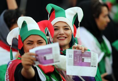 Dos mujeres enseñan sus entradas durante el partido de clasificación para la Copa Mundial de la FIFA entre Irán y Camboya en el Estadio Azadi este jueves en Teherán (Irán), que finalizó con un resultado de 14-0.