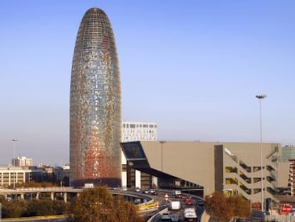 La torre Agbar, en la Pla&ccedil;a de les Gl&ograve;ries, Barcelona.