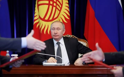 El presidente ruso Vadimir Putin, y su homólogo kirguiso, Sooronbay Jeenbekov, asisten a la firma de un acuerdo tras su reunión en Biskek (Kirguizistán).