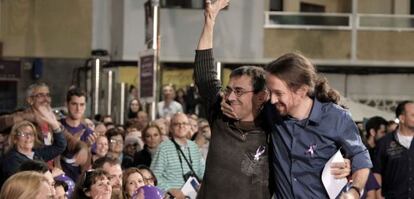 El candidato de Podemos a presidente del Gobierno, Pablo Iglesias, junto a Juan Carlos Monedero, en un mitin en Las Palmas de Gran Canaria.