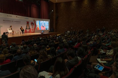 Claudia Sheinbaum, Pepa Bueno y el auditorio escuchan el mensaje en video de Yolanda Díaz.