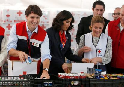 Trudeau y su esposa ayudan a empaquetar los alimentos que serán entregados a los damnificados por los terremotos en México. Con motivo del sismo del 19 de septiembre pasado, el Gbierno canadiense donó 1.500 tiendas de campaña y 160.000 dólares a la Cruz Roja mexicana.