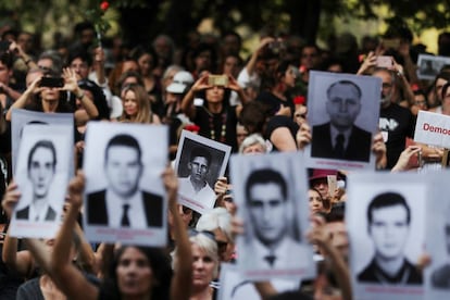 Manifestantes mostram placas com fotos de vítimas da ditadura.