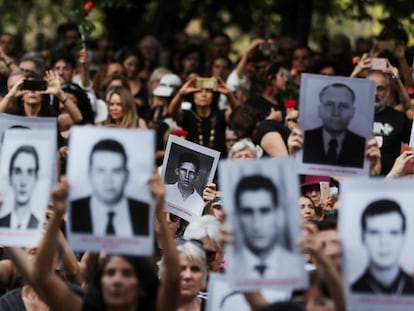 Manifestantes mostram placas com fotos de vítimas da ditadura durante protesto em julho de 2019.