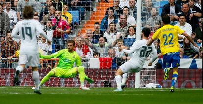 El centrocampista del Real Madrid Isco Alarcón (2d) marca el primer gol de su equipo frente a la UD Las Palmas.