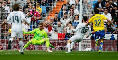 El centrocampista del Real Madrid Isco Alarcón (2d) marca el primer gol de su equipo frente a la UD Las Palmas.