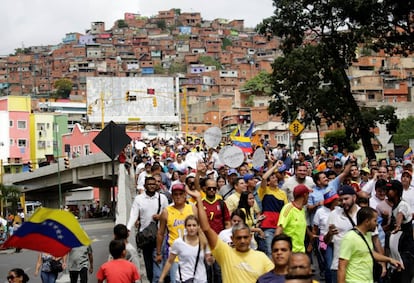 Opositores participan en la marcha convocada en Caracas para exigir un referendum que destituya al presidente Maduro.