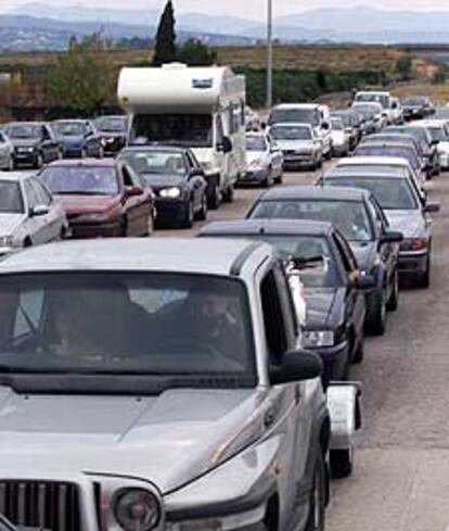 Retención de vehículos en la tarde de ayer en el peaje de la autopista A-7 a la altura de Algemesí.