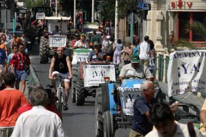 Manifestación de agricultores con sus tractores a su paso por Elche, ayer.