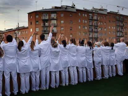 Vizinhança aplaude médicos e enfermeiros locados em hospital de campanha na Espanha.