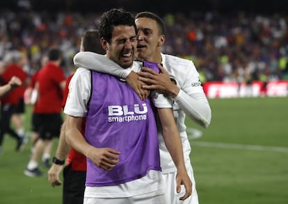 Parejo (a la izquierda) y Rodrigo tras finalizar el partido.