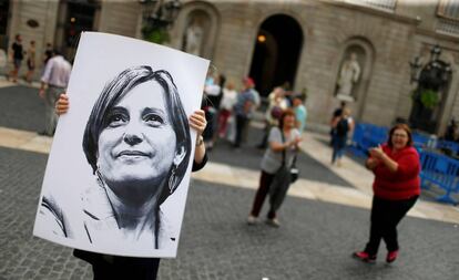 Una mujer sostiene una imagen de Carme Forcadell la semana pasada en Barcelona.