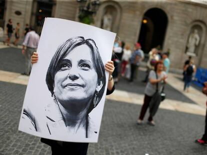 Una mujer sostiene una imagen de Carme Forcadell la semana pasada en Barcelona.