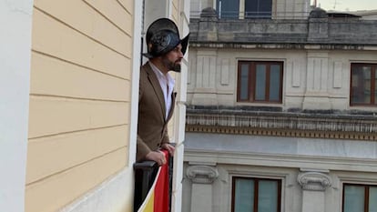 Santiago Abascal, presidente de Vox, con un morrión, casco militar del siglo XVI que usaban los ejércitos españoles.