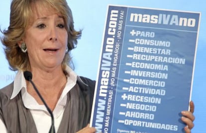 Esperanza Aguirre presenta la campa&ntilde;a &quot;No m&aacute;s IVA&quot; contra la subida del impuesto en julio de 2010. 