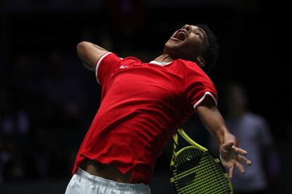 El tenista canadiense Félix Auger Aliassime, en un saque ante el tenista español Roberto Bautista.