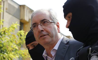 Eduardo Cunha &eacute; conduzido por policiais federais.