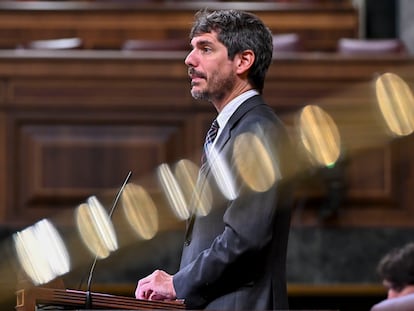 El ministro de Cultura, Ernest Urtasun, interviene en el pleno que se celebra este jueves en el Congreso de los Diputados.