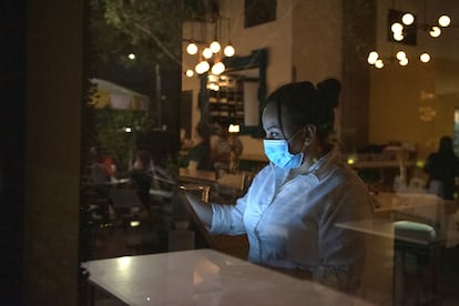 A waitress in a restaurant in Houston (Texas), just after the quarantine was lifted, in May 2020.