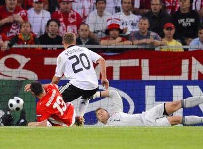 Podolski, en el momento de conseguir el segundo tanto de Alemania.
