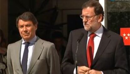 González (l) and Rajoy at Carlos III Hospital.