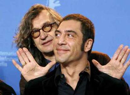 El director de cine alemán Wim Wenders posa junto a Javier Bardem ayer en Berlín.