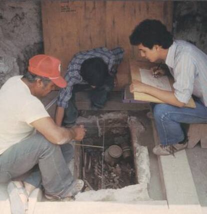 Un joven López Luján (d), cuando empezaba a trabajar en el Templo Mayor.